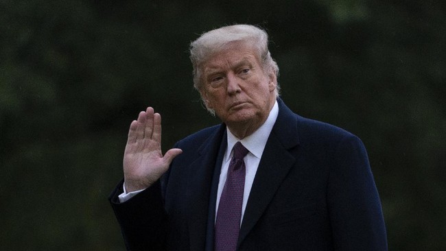 Ekonom menilai kabar Presiden AS Donald Trump positif terjangkit virus corona akan berdampak ke perekonomian Indonesia.