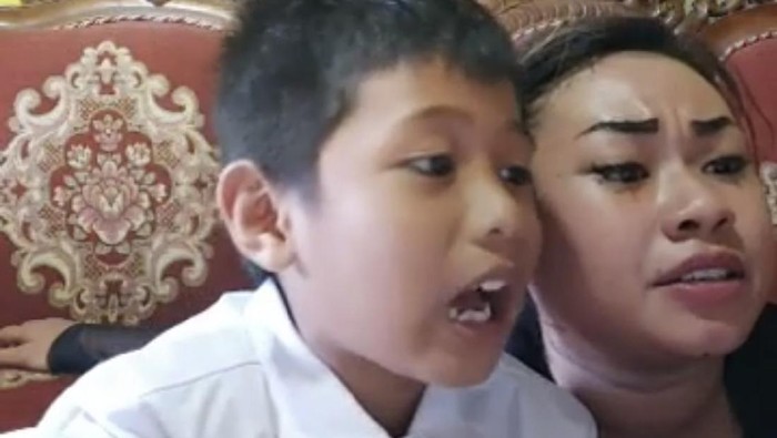 Tante Lala mengajarkan pancasila kepada anaknya