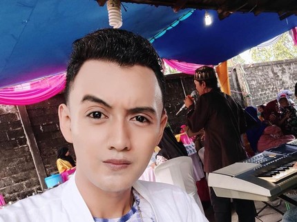 7 Potret Artis Dangdut Fadhli Sebelum Meninggal, Baru Nikah Hingga Rindu Manggung