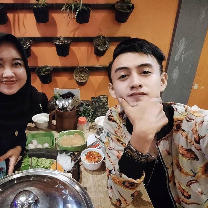 <p>Momen almarhum Fadhli quality time bersama sang istri di akhir Agustus kemarin. Keduanya tampak bahagia ya, Bunda. (Foto: Instagram @fadhliborneo_kdi)</p>
