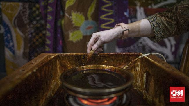 Batik merupakan warisan budaya takbenda dunia yang ditetapkan UNESCO sejak 2009. Begini sejarah batik Indonesia hingga ditetapkan sebagai warisan dunia.