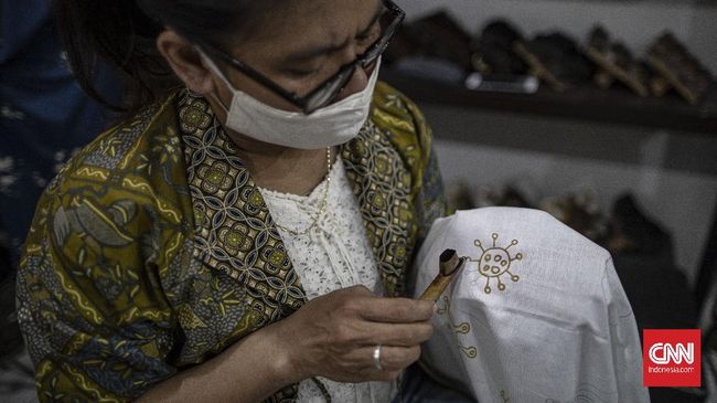 Di sentra batik ini pengunjung bisa melihat proses pembuatan mahakarya batik, bahkan belajar membatik dengan canting langsung dari pengrajinnya.