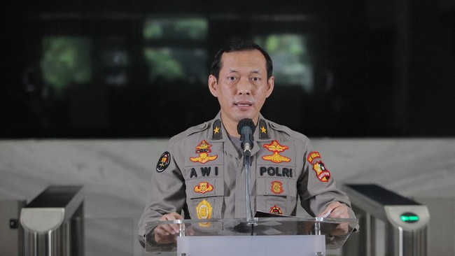 Polri mengaku akan mengevaluasi kasatwil yang tak bisa menindak pelanggar protokol kesehatan Covid-19.