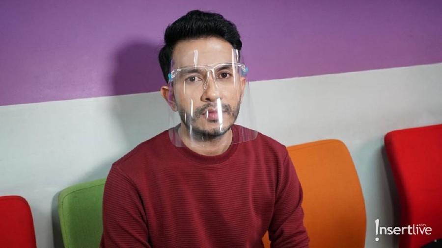 Hendra, penjual peyek tampan yang viral