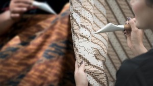 Cara Merawat Batik Tulis: Alasan Batik Tak Boleh Dicuci Pakai Deterjen