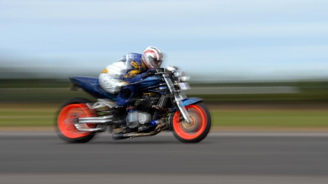 Pembalap sepeda motor meninggal saat berusaha memecahkan rekor kecepatan Britania Raya di Elvington Airfield, Inggris, Kamis (1/10).