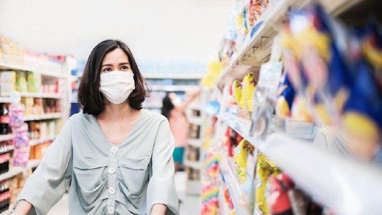 Ilustrasi jaga jarak dan pakai masker