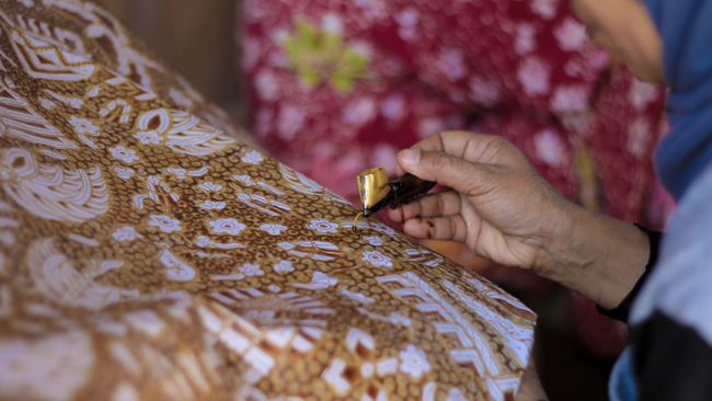 Meski wilayahnya tak terlalu luas, namun terdapat beragam jenis oleh-oleh yang bisa dibeli. Berikut oleh-oleh khas Madiun, dari brem hingga batik.