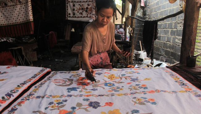 Jalan melestarikan batik tak melulu soal pemakaian kain sebagai busana sehari-hari atau momen khusus, tapi juga bagaimana narasi di balik kain ini mengemuka.