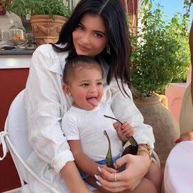 Cemas Hadapi Depresi Pasca Persalinan? Kylie Jenner Bagikan Trik Ini