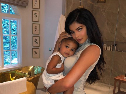 Wow! Putri Kylie Jenner Pakai Tas Rp178 Juta di Hari Pertama Sekolah