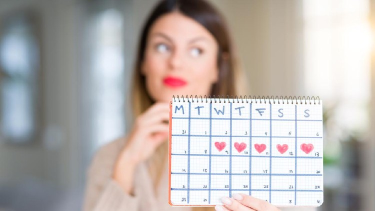 menstruasi Young beautiful woman holding menstruation calendar at home serious face thinking about question, very confused idea