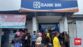 Kerumunan Penerima BLT di Bank Dibubarkan Polisi