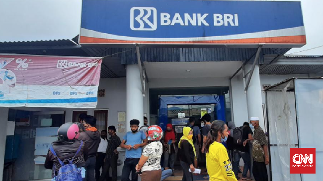 Kerumunan ratusan orang penerima bantuan langsung tunai di Seram Barat dibubarkan polisi karena tak mematuhi protokol kesehatan.