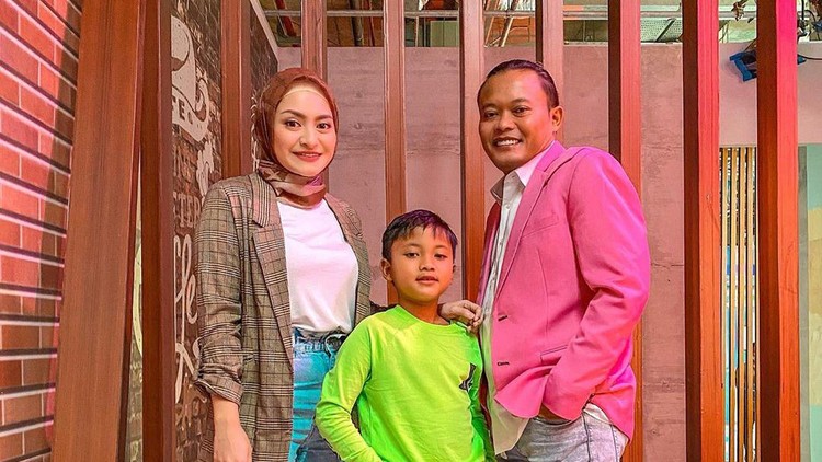 Nathalie Holscher bersama Sule dan anak bungsunya.