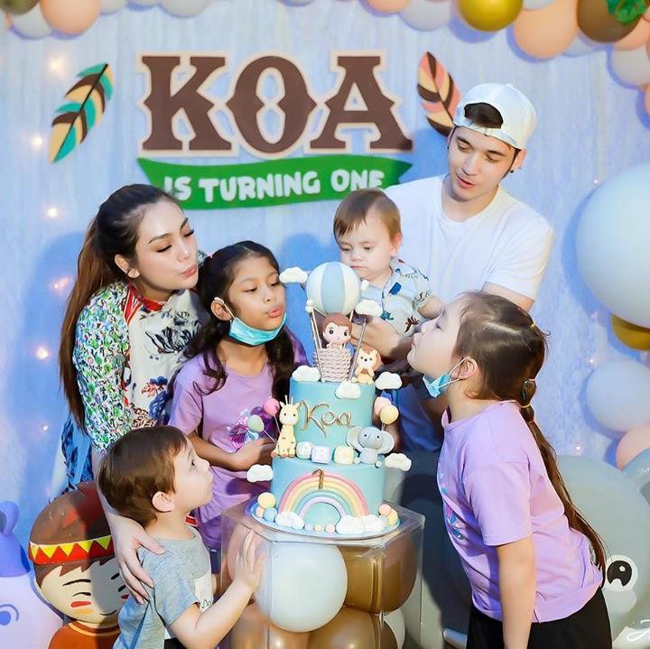 <p>Acara ultah Baby Koa juga dipenuhi kehangatan, ia ditemani ayah bundanya serta kakak-kakaknya. (Foto: Instagram @stefannwilliam)</p>