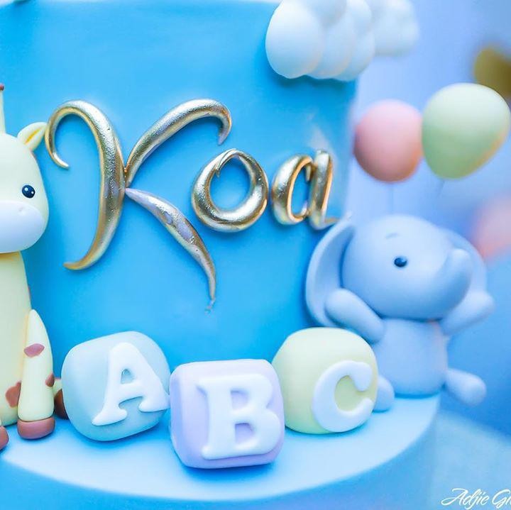 <p>Bukan hanya dekorasinya saja, kue ulang tahun Baby Koa juga enggak kalah lucu ya, Bunda. (Foto: Instagram @stefannwilliam)</p>