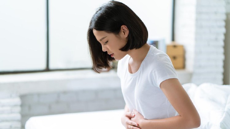 Asian women her stomach aches hard She wakes up in the middle of the night while she sleeps.