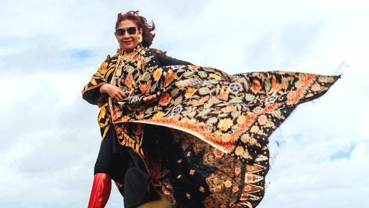 Susi Pudjiastuti Pakai Batik Anne Avantie