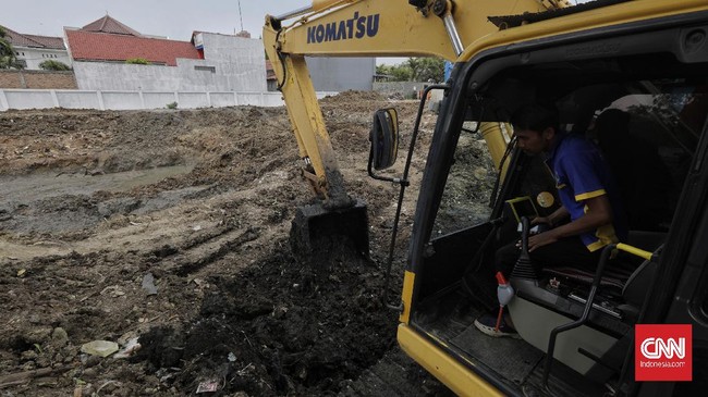 12 unit ekskavator dalam operasi penindakan tambang emas liar di wilayah perbatasan antara Kabupaten Mandailing Natal dan Tapanuli Selatan, Senin (2/3).