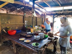 Meski di Gubuk Sederhana, 4 Tempat Makan Ini Laris Manis