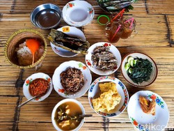 Sensasi Makan Ikan Cere Goreng dan Sayur Asem Buatan Bu Tini