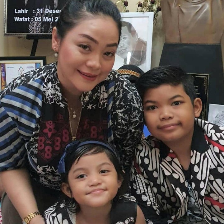 <p>Mendiang Didi Kempot menikah dengan Yan Vellia tahun 2005. Keduanya dikaruniai dua anak, Saka Praja Adil dan Seika Zanithaqisya Prasetya. (Foto: Instagram @saka_praja__dk)</p>