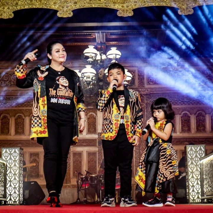 <p>Mengikuti jejak sang ayah, dua anak Didi Kempot ini jago bernyanyi lho. (Foto: Instagram @saka_praja__dk)</p>