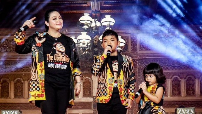 Yan Vellia dan dua anaknya