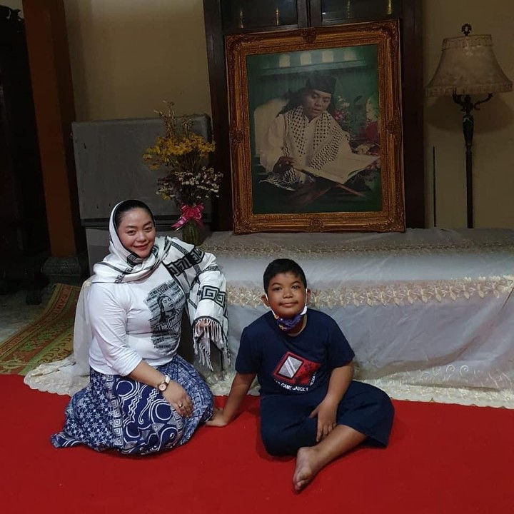 <p>Si sulung Saka tampak menemani sang ibu saat acara pengajian mendiang Didi Kempot beberapa waktu lalu. (Foto: Instagram @saka_praja__dk)</p>
