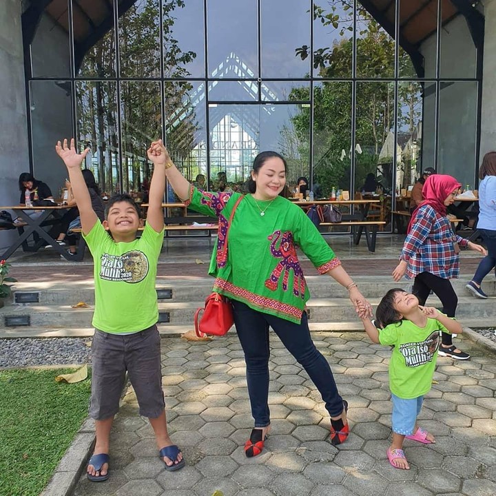 <p>Saka dan Seika begitu dekat dengan ibunya, Bunda. (Foto: Instagram @saka_praja__dk)</p>