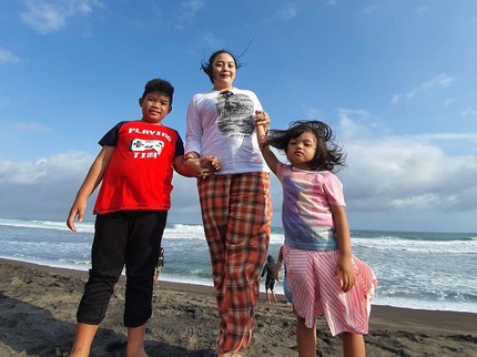 7 Potret Istri Kedua Didi Kempot Bersama Dua Buah Hatinya yang Jarang Terekspose