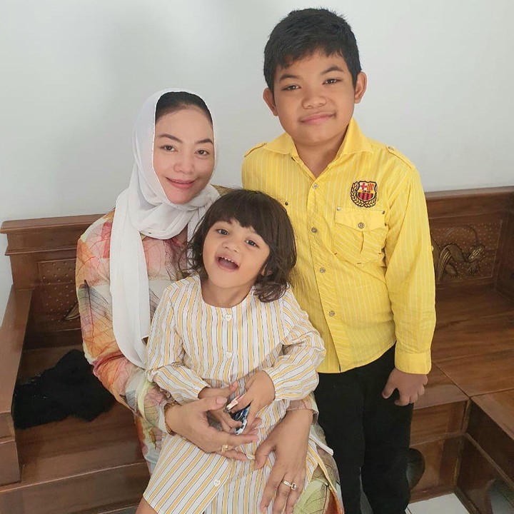 <p>Saka dan Seika menjadi penyemangat hidup Yan Vellia usai ditinggal sang suami untuk selamanya. (Foto: Instagram @saka_praja__dk)</p>