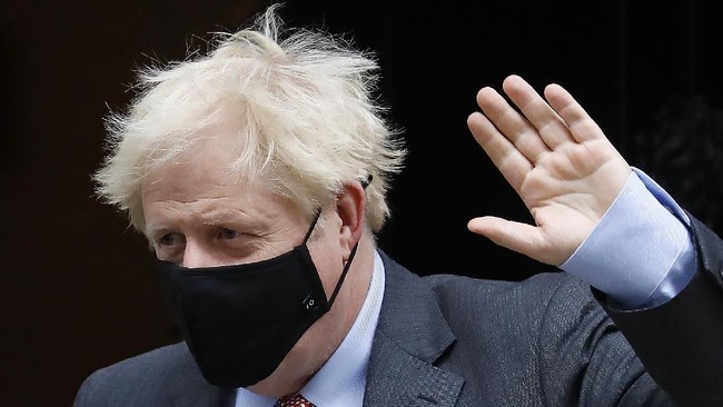 Perdana Menteri Inggris, Boris Johnson, berjanji tak akan menyelak antrean warga yang paling membutuhkan vaksin Covid-19.