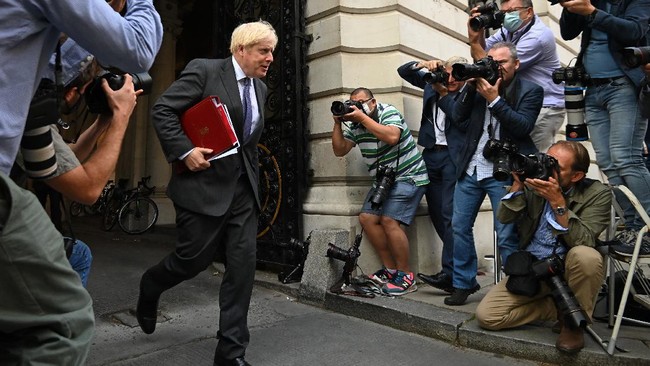 Posisi PM Inggris Boris Johnson semakin diujung tanduk usai didera berbagai skandal hingga memicu 4 menterinya mundur dalam sehari.
