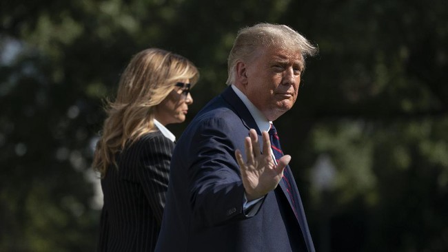 Presiden Donald Trump muncul pertama kalinya ke hadapan publik setelah absen selama enam hari terakhir usai Pilpres AS.