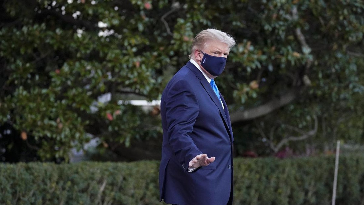 FOTO: Lambaian Tangan Trump Sebelum Dibawa ke RS Militer