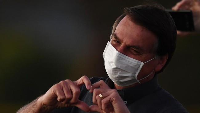 Presiden Brasil Jair Bolsonaro dalam video mengaitkan vaksin Covid-19 dengan AIDS, konten itu kemudian dihapus Facebook dan Youtube karena dianggap hoaks.