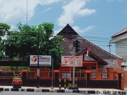 Bawaslu Klaten SP 2 Paslon Gegara Picu Kerumunan Saat Bagi-bagi Masker
