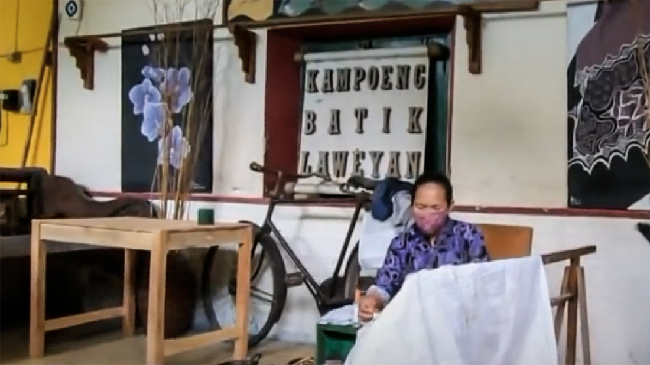 Selama ratusan tahun, batik turun-temurun menjadi simbol kebanggaan Indonesia.
