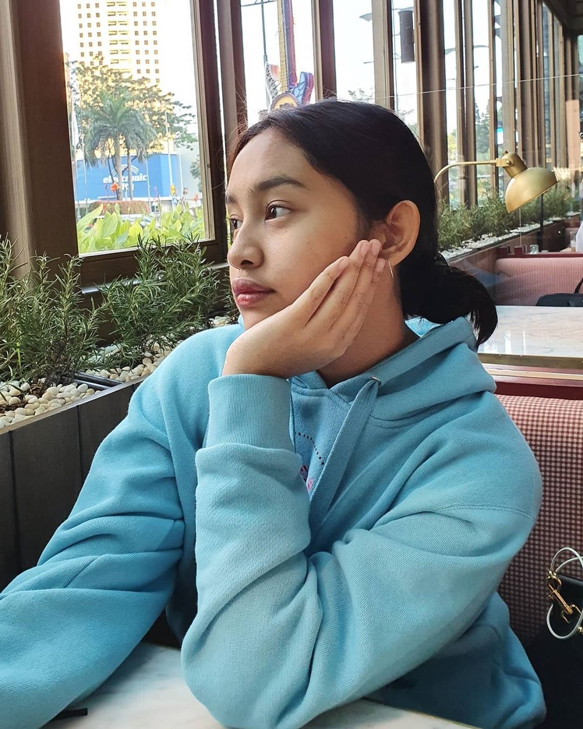 Semoga karier Khirani di dunia hiburan lancar ya&period; &lpar;Foto&colon; Instagram &commat;mayangsaritrihatmodjoreal&rpar;