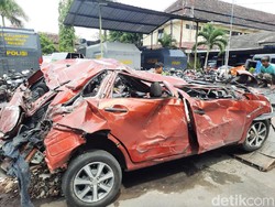 Dua Mobil Ringsek Adu Banteng di Sleman, 4 Tewas
