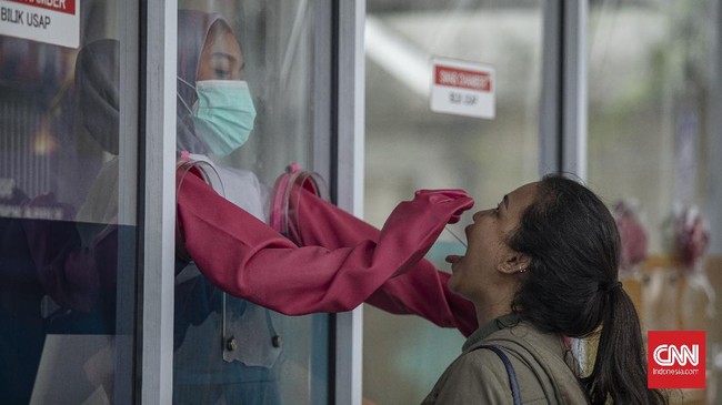 Kasus positif virus corona di Indonesia belum menunjukkan tanda-tanda penurunan setelah tujuh bulan pandemi menyebar ke pelosok Indonesia.