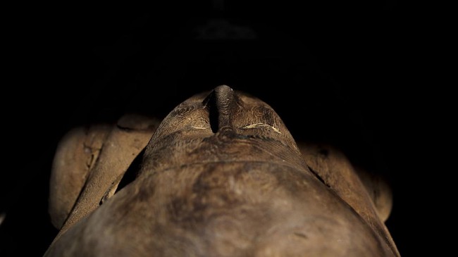 Cerita 49 Jimat Pelindung Mumi Bocah 'Emas' Bekal Selamat di Akhirat Lewat CT scan, para pakar mengungkap puluhan jimat pada mumi seorang remaja laki-laki yang disimpan di museum sejak 1916.