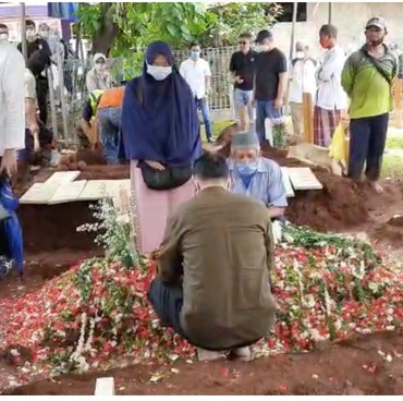 Nino RAN Haturkan Permintaan Maaf sebelum Makamkan Ayah di Tanah Kusir