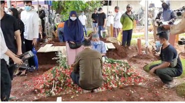 Nino RAN Haturkan Permintaan Maaf sebelum Makamkan Ayah di Tanah Kusir
