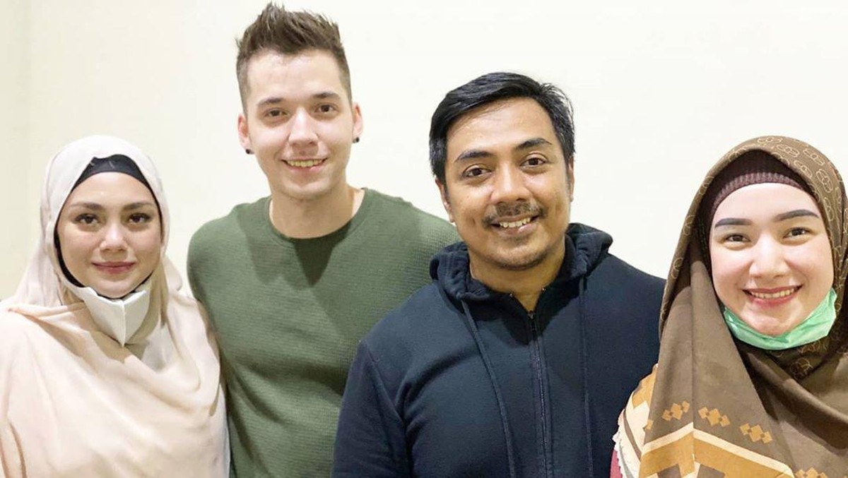 Celine Evangelista foto bareng Ustaz Riza Muhammad