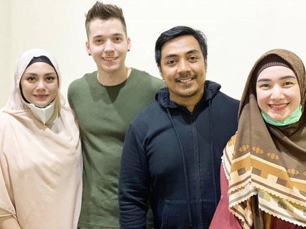 Celine Evangelista Pakai Kerudung & Foto Bareng Ustaz Riza serta Stefan, Ada Apa?