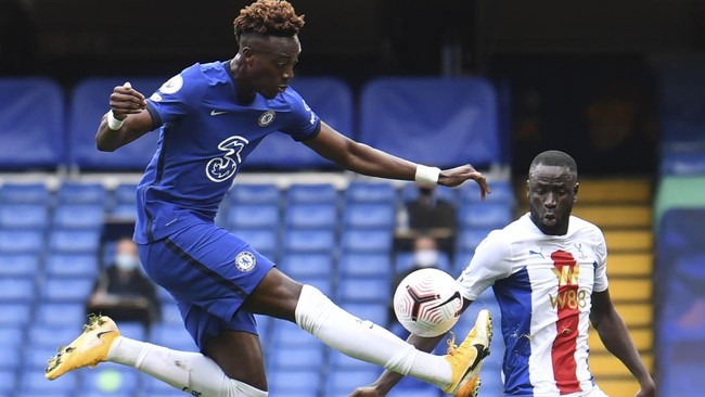 Tammy Abraham diomeli Cesar Azpilicueta lantaran ingin mengambil hak eksekutor penalti Jorginho di laga Chelsea vs Crystal Palace.
