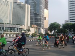 Suasana Bundaran HI Masih Ramai Meski PSBB Diperpanjang